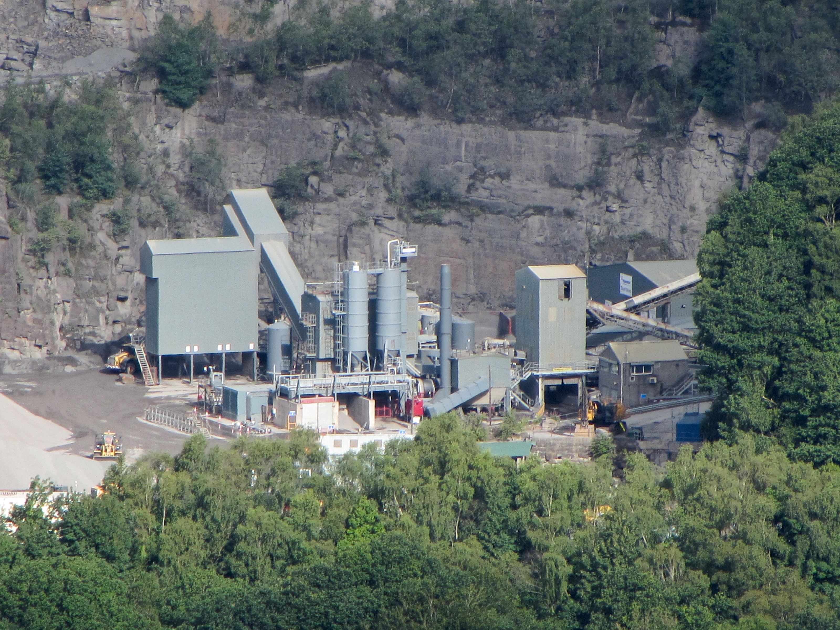 Craig-yr-Hesg Quarry from Cefn Eglywsilan by Gareth James, CC BY-SA 2.0 <https://creativecommons.org/licenses/by-sa/2.0>, via Wikimedia Commons