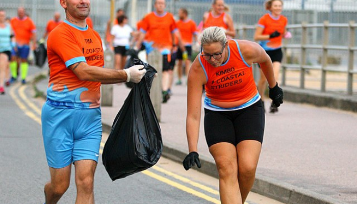 Two runners plogging