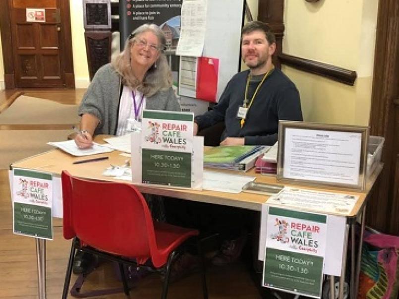 Two people at a repair cafe