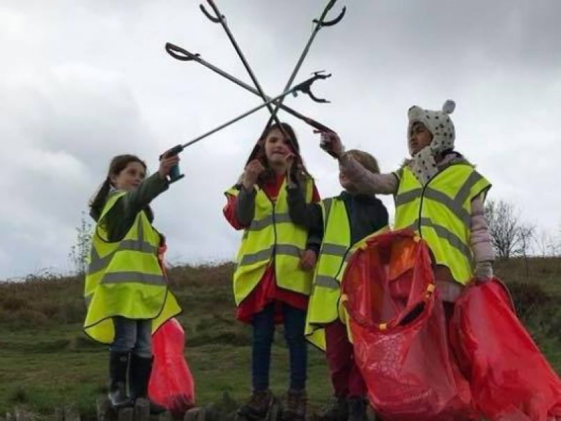 Picture of children litterpicking