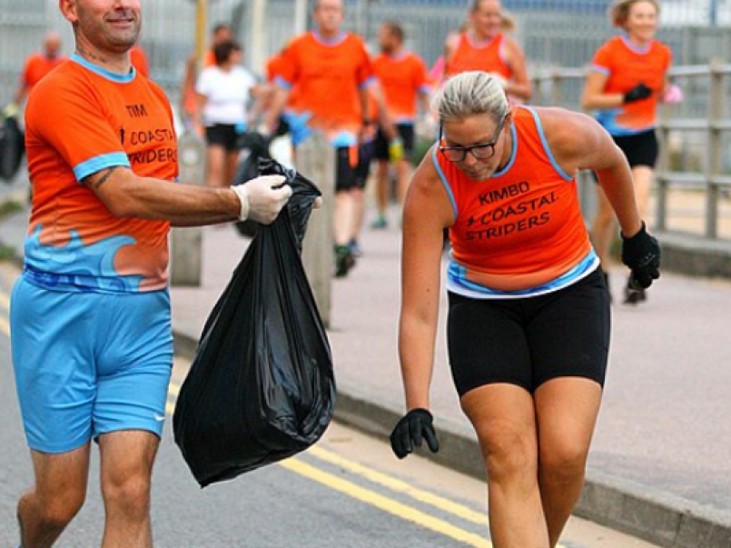 Picture of two people plogging