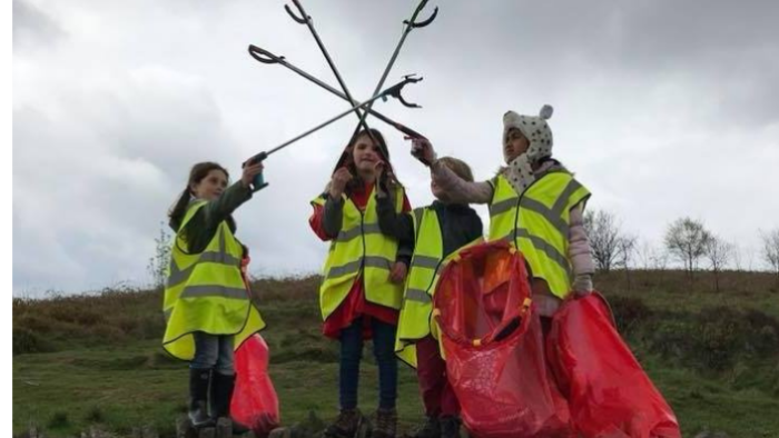 Picture of children litterpicking